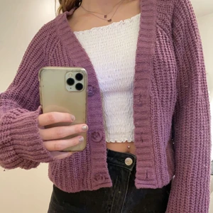 Lindex kofta lila strl XS - Säljer pga att jag ej använder den! Jätte mysig och fin! Från Lindex förra året knappt använd och i bra skick 🫶🏼