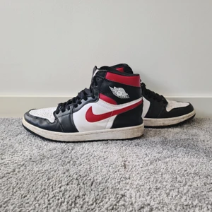 Nike air jordan 1  - Nike air jordan 1 gym red high. Använda men fortfarande i bra skick men lite smutsiga (inget som inte går bort av lite tvätt)