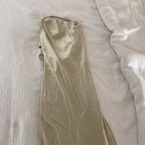 Asos champagne grön klänning - Storlek 44  Använd en gång. I nyskick. 