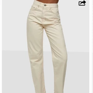 Raka jeans - Jeans från Nelly.com. Superfina men dessvärre växt ifrån! 💓Strl 38, funkar som 36 också. 