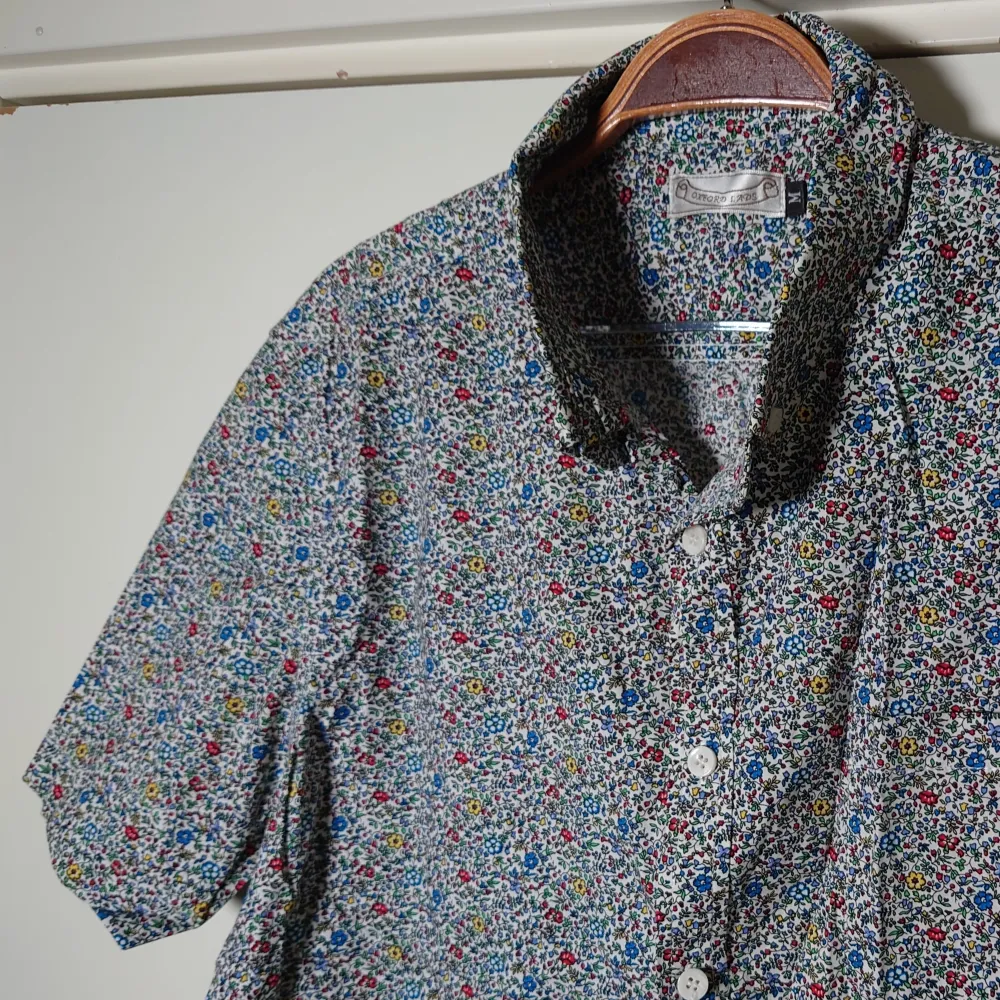 Kortärmad, småblommig skjorta. Fint mönster, se sista bilden🌿. Skjortor.