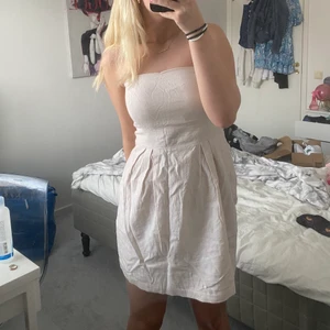 Snygg klänning - Fin klänning i ljusrosa färg i strl M :) fint skick! 