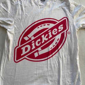 Dickies T-shirt - Fint skick 8/10 nästan aldrig använd, säljer för 100kr för att jag inte använder den längre tyvärr. Allmänt jätte skön och fin och simpel.  Storlek M men passar fint som S