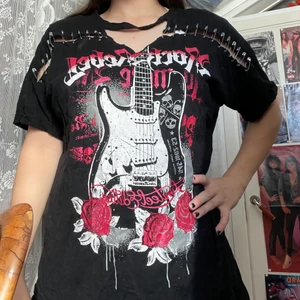 T-shirt EMP - Cool t-shirt från EMP i fint skick i en oversized fit. Katt i hemmet. Köparen står för frakten. 