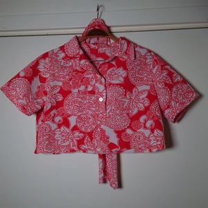 Croptop - Ett avklippt vintageplagg, kanske klänning, som blivit croptop. Litet band finns med, ihopsatt av spillbitar, som kan has som hårband. Ingen storleksmärkning men funkar bäst på M🌿