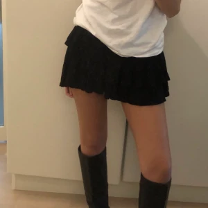 Svart volangkjol 34 - Knappt använd ❤️