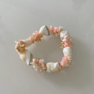 Snäckarmband - Säljer ett superfint armband med äkta snäckor och stenar! I mycket fint skick 🧚🏼‍♀️ Frakten blir 26kr för två frimärken som köparen står för. 