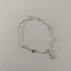 Armband Thomas Sabo - Säljer ett gulligt armband från Thomas Sabo i fint skick! Med pärlor och en fyrklöver i silver🤗 Frakten är 13kr för ett frimärke som köparen står för. 