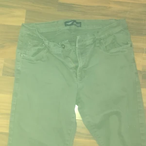 Jeans - Säljer dessa då dem är för små storlek 46 men mer om en 42❤️