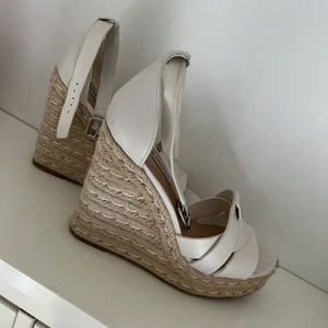 Steve Madden skor  - Super snygga klackar tyvärr för stor för mig därav ja säljer dom 