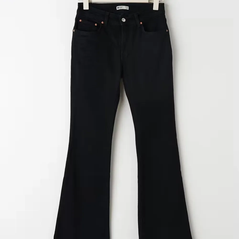 Jättefina Lågmidjade bootcut svarta jeans ifrån GinaTricot, använda två gånger, dem är köpa för tre veckor sedan men inte så använda eftersom det inte är min stil. Priset kan diskuteras!. Jeans & Byxor.