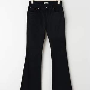 Jättefina Lågmidjade bootcut svarta jeans ifrån GinaTricot, använda två gånger, dem är köpa för tre veckor sedan men inte så använda eftersom det inte är min stil. Priset kan diskuteras!