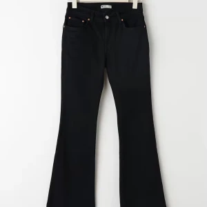 Lågmidjade bootcut jeans  - Jättefina Lågmidjade bootcut svarta jeans ifrån GinaTricot, använda två gånger, dem är köpa för tre veckor sedan men inte så använda eftersom det inte är min stil. Priset kan diskuteras!
