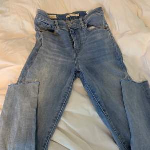 Jättefina Levis jeans som tyvärr inte passar mig. Modell: Mile high super skinny strl 25. Avklippta där nere, perfekt längd för mig som är 160. köparen står för frakt❤️