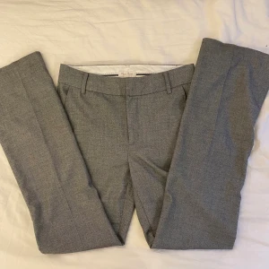 Grå kostymbyxor  - Säljer dessa grå kostymbyxor byxor från ”part two copenhagen” men köpta på second hand. Säljer för dom inte kommer, till användning! Midja- 75, innerbenslängd- 76🫶🏼