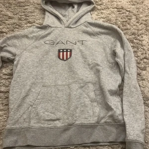 Gant tröja - Fin grå GANT tröja. Använd men fortfarande i nyskick. Köparen står för frakt! 