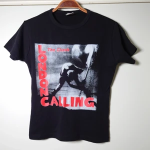 Bandtröja - En band-tshirt med tryck (The Clash). Kort modell! Funkar på S också🌿