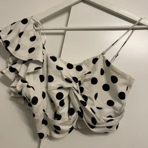 H&M - Topp som ändats använts på en inspelning så väldigt bra skick! Svart prickig! Du väljer frakten!
