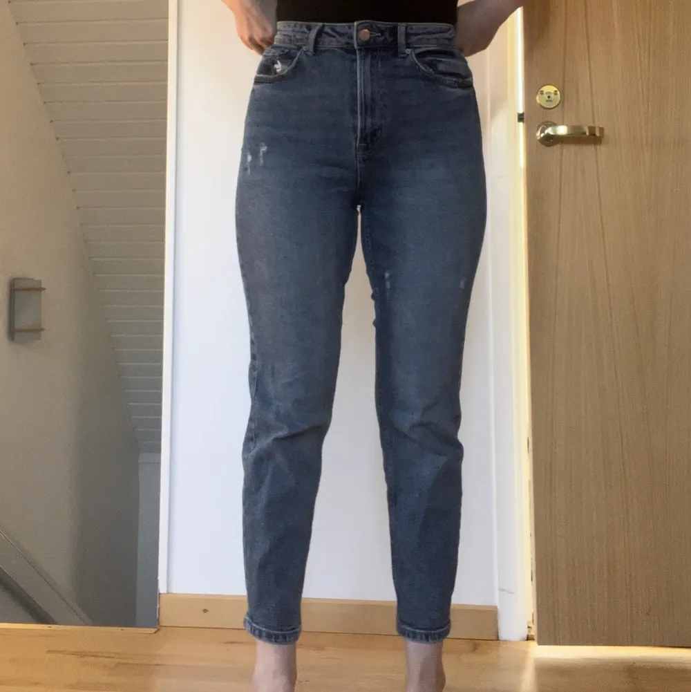 Mom jeans som tyvärr är alldeles för korta för mig. Jeans & Byxor.