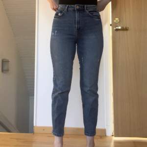 Mom jeans som tyvärr är alldeles för korta för mig