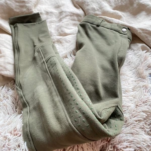 Ridbyxor - Ett par ridbyxor från CRW, storlek 38 men de är små i storlek skulle jag säga, 150kr☺️