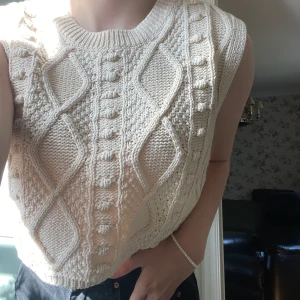 Stickad väst Zara - Säljer denna croppade väst från zara i storlek S. Helt oanvänd så i nyskick✨Säljer för 150kr + frakt. 