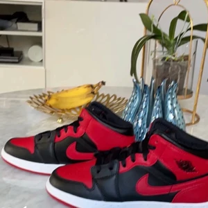 Fina jordans 1 - Säljer nu mina super fina jordans , köptes för ca 1 år sen men inte använda så mycket , dem är hela inget som är trasigt och så vidare , buda i kommentarerna ❤️ hör av er får fler bilder eller frågor . Köparen står för frakt 🙌