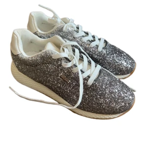 Pepe jeans sz 37 - Only wore them once. They are in excellent condition! 