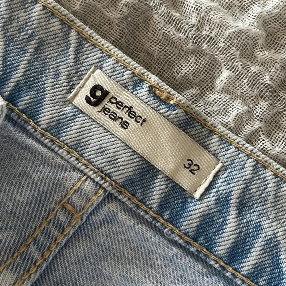 Säljer mina absoluta favorit jeans då de börjar bli för små, kontakta mig vid intresse så kan ja skicka fler bilder! . Jeans & Byxor.
