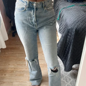JEANS - Jeans med hål på knäna. Längd 32, midja 27. Högmidjade.