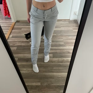Byxor/kostym - Gråa Lågmidjade kostym byxor från h&m. Inte andvänt någon gång då de är för små. Ingen fri frakt!