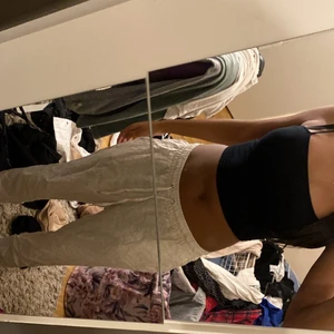 Linne Byxor  - Ett par Linne byxor från H&M en gammal modell finns inte kvar. Toppen finns också köpa💕skriv om det är några frånser ni vill ställa 