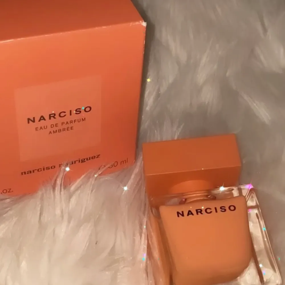 Narciso Rodriguez parfym 30Ml nästan oanvänd 💕 väldigt söt passar väldigt bra för vinter💕 priset kan diskuteras 💕. Övrigt.
