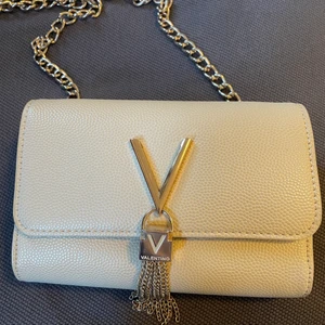 Valentino väska  - Köpt för 679kr. Är sparsamt använd och i fint skick. 
