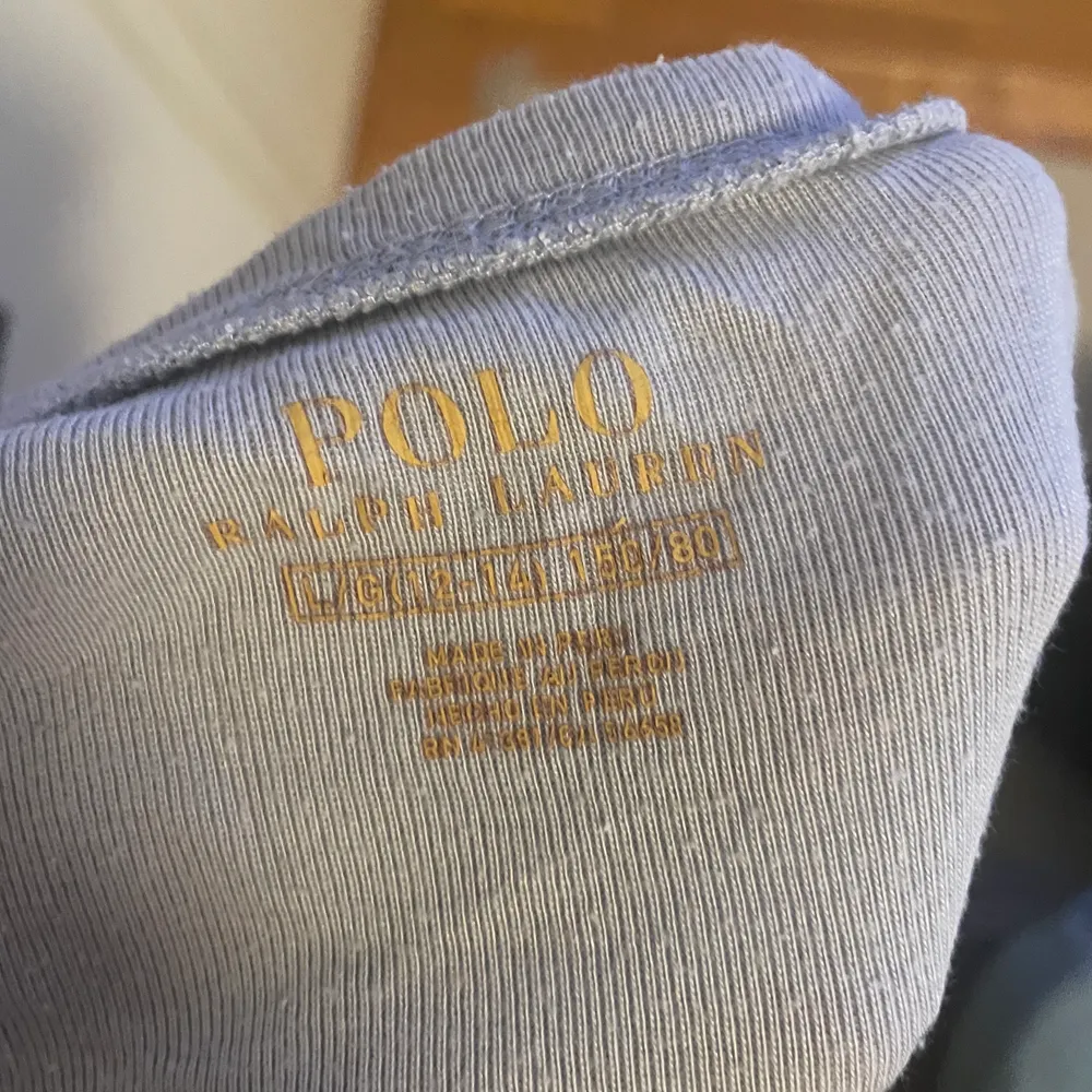 en t-shirt från POLO Ralph Lauren, Storlek 150 köpt i USA, har ett litet hål men inte så jätte synligt. T-shirts.