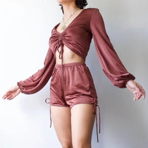 Brunt set - • CUTE GOLDEN BROWN SHORTS AND LONGSLEEVE TOP SET WITH RUCHED STRING DETAILS. (SOME PILLING ON SHORTS!)  • SIZE - S / EU 36 • BRAND - Zara  topp blus långärmad puffärm shorts sommar brun guld