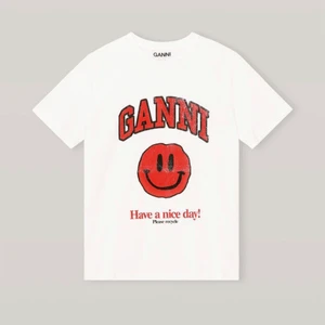 Ganni t-shirt - Säljer denna fina, populära ganni tshirten!❤️ fint skick! Jag ör vanligtvis en xs och den sitter snyggt oversized på mig🫶🏼 skriv för fler bilder 