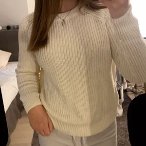 Tröja - Vit stickad tröja, knappt använd