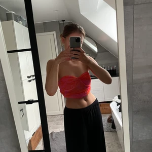 Topp zara - Superfin sommarfesttopp i storlek S från zara. Älskar färgen men har aldrig kommit till användning… 🧡💗