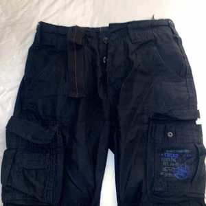 Brandit Pure Vintage Vargobyxor (S) - Brandit Pure Vintage Cargobyxor i Svart. Storlek S. Säljer pga att jag är storlek M så de passar inte längre! 