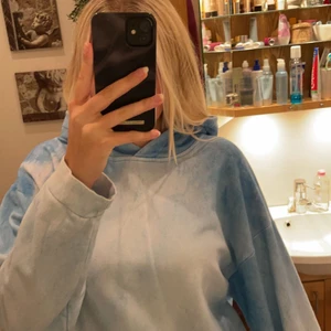 Hoodie - Fin blå spräcklig hoodie från The cool elephant. Storlek M. Som ny. Nypris är 600kr. Har ingen användning för den🥰 frakt tillkommer 