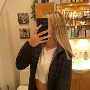 Dunjacka - Svart dunjacka i storlek S, har en liten defekt på ena ärmen men inget som stör funktionen. Säljer då jag har köpte en ny jacka då denna är för liten🥰 frakt tillkommer 