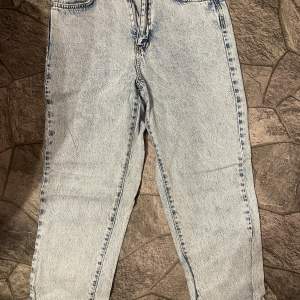 Ett par ”mom jeans” från Ginatricot. Säljer dom då dom är för korta för mig, storlek 36🥰frakt tillkommer 