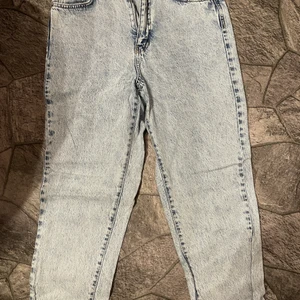 Jeans - Ett par ”mom jeans” från Ginatricot. Säljer dom då dom är för korta för mig, storlek 36🥰frakt tillkommer 
