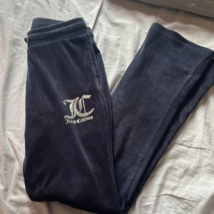 Juicy couture strl 9-10 - Dom är mörkblåa men när det är mörkt blir dom svarta. Köpte från Zalando