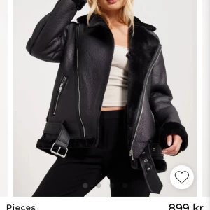 Skinnjacka med teddypäls  - Inköpt på nelly.com hösten 2022, storlek M svart nypris 899kr, väldigt sparsamt använd 