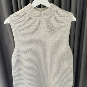 Grovstickad väst i nyskick🧵 -  •Använd 1 gång, hittar ingenting att anmärka på. Är som ny •Storlek Xs (rymlig modell). Passar bra till mig som har S •Pris: 150 kr. Köpte för 300 kr •Mjuk och varm 🍂 📬Kan skickas mot fraktkostnad (66 kr) 🚫Djurfritt och rökfrit