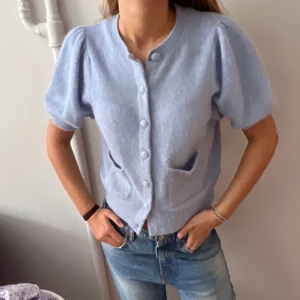 Other stories topp! - Säljer denna så fina topp/kofta från Other stories tyvärr så har en knapp trillat av längst ner men verkligen inget man tänker på när man har inte på sig den💙