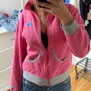 En gullig rosa Kappa zip up hoodie i storlek S/ XS💓💓 Köpt på en second hand i Paris, säljer pga att jag inte använder mycket längre💞