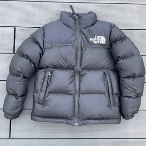 North face jacka - Nyskick vinterjacka från North face. Storlek M junior, barnstorlek. Den passar xxs/xs. Den passade tyvärr inte på mig så säljer vidare. 